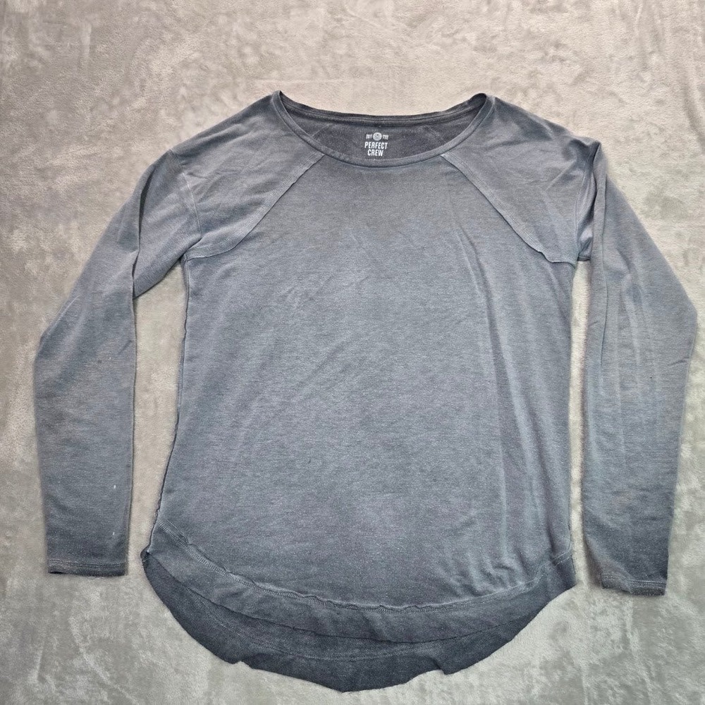 SO Perfectly Soft Perfect Crew Gray Long Sleeve Raw Hem Top Medium RN 73277